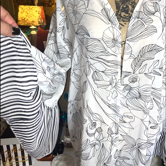 ❤️SOLD❤️NWOT- Modern Bell Sleeve Open Front kimono - Picture 10 of 11